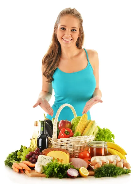Mladá žena s rozmanitými potravinami produkty izolované na bílém — Stock fotografie