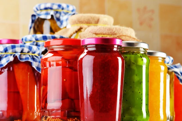 Potten van gemarineerde voedsel. ingemaakte groenten en jam — Stockfoto