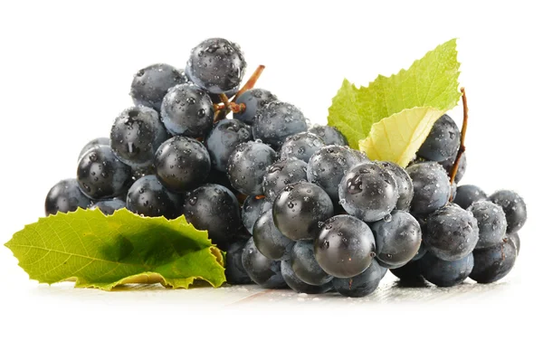 Racimo de uvas rojas frescas aisladas sobre blanco — Foto de Stock