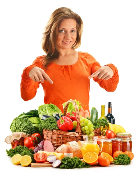 Mujer joven con variedad de productos de comestibles aislados en blanco — Foto de Stock
