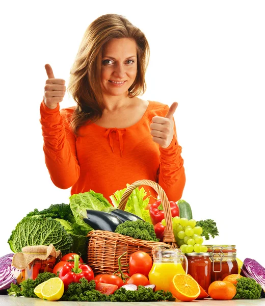 Mujer joven con variedad de verduras orgánicas aisladas en blanco —  Fotos de Stock