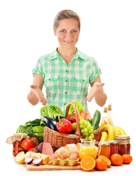 Mujer joven con variedad de productos de comestibles aislados en blanco —  Fotos de Stock