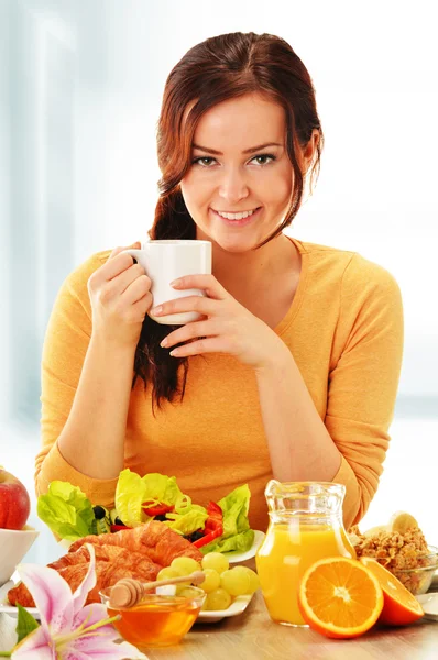Νεαρή γυναίκα τρώει πρωινό. Ισορροπημένη διατροφή — Φωτογραφία Αρχείου