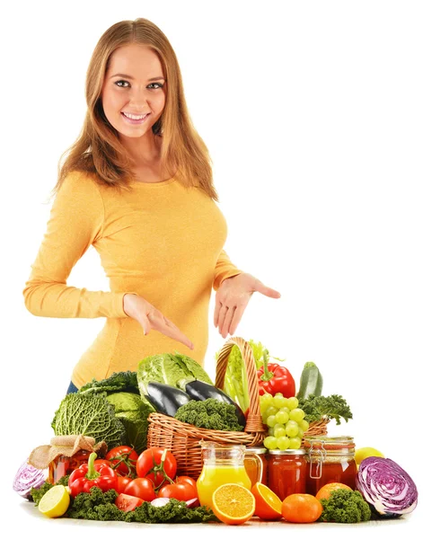 Jeune femme avec assortiment de produits d'épicerie isolé sur blanc — Photo