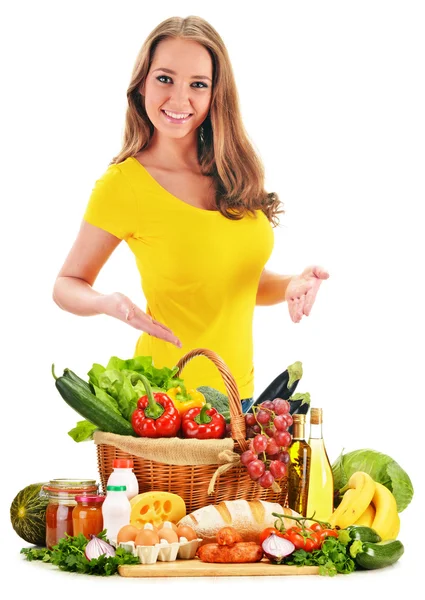 Mladá žena s rozmanitými potravinami produkty izolované na bílém — Stock fotografie