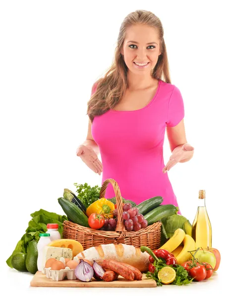 Mujer joven con surtidos productos de comestibles aislados en blanco —  Fotos de Stock