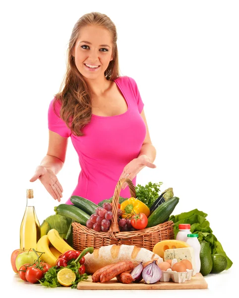 Jeune femme avec assortiment de produits d'épicerie isolé sur blanc — Photo