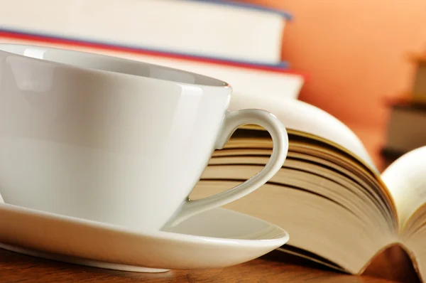 Composição com xícara de café e livros na mesa — Fotografia de Stock