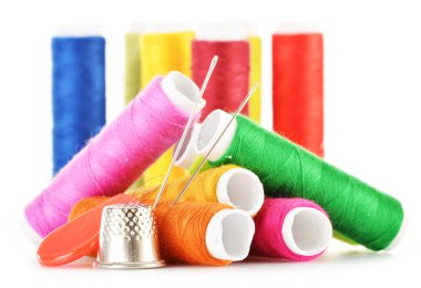 terzi iğneler ve konu üzerinde beyaz kompozisyonu