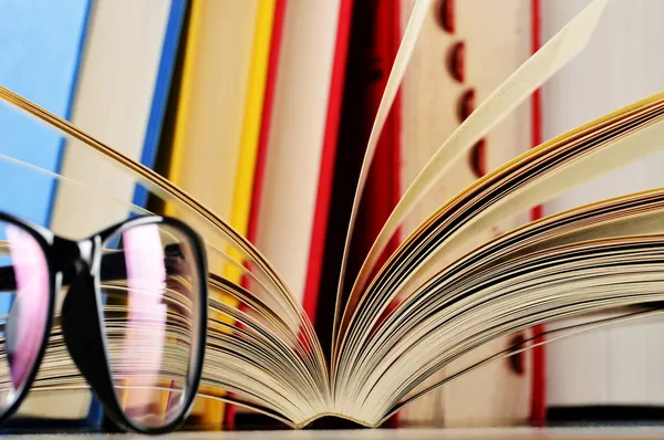 Composición con vasos y libros sobre la mesa —  Fotos de Stock