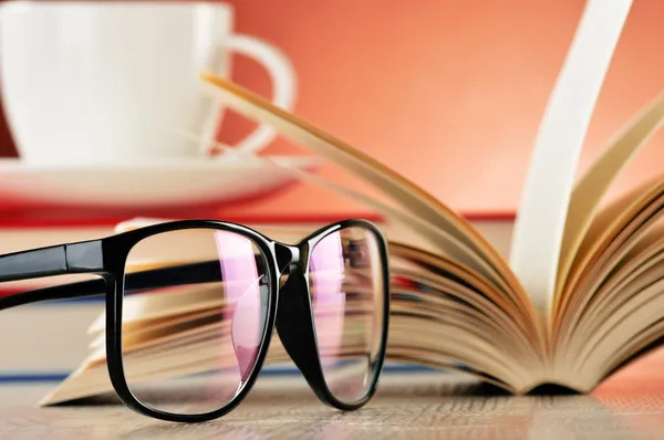안경 과 탁자 위에 놓인 책들로 대화를 나누라 — 스톡 사진