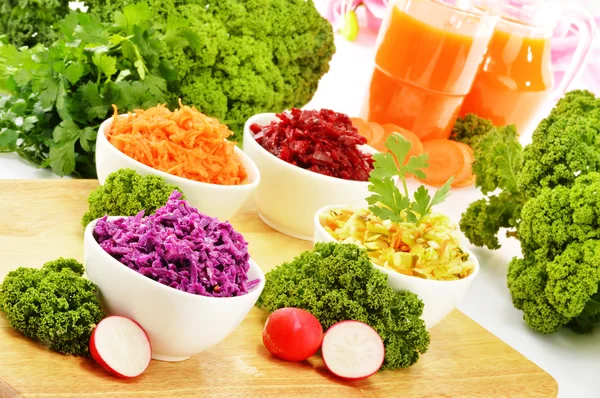 Композиція з чотирма овочевими салатними мисками — стокове фото