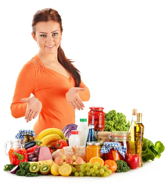 Mujer joven con surtidos productos de comestibles aislados en blanco — Foto de Stock