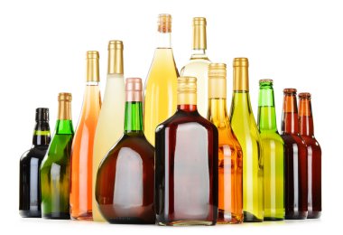 beyaz izole karışık alkollü içki şişesi