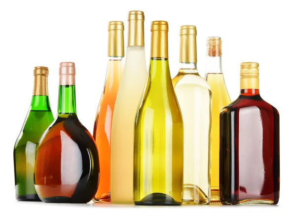 Botellas de bebidas alcohólicas surtidas aisladas sobre blanco — Foto de Stock