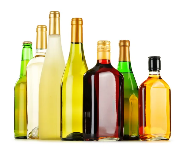 Garrafas de bebidas alcoólicas sortidas isoladas em branco — Fotografia de Stock