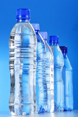Muhtelif plastik şişe maden suyu ile kompozisyon