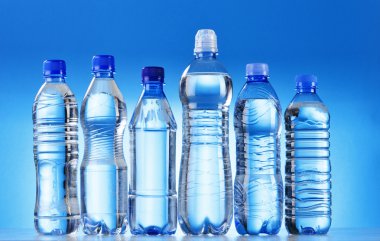 Muhtelif plastik şişe maden suyu ile kompozisyon