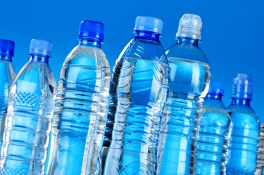 Muhtelif plastik şişe maden suyu ile kompozisyon