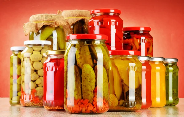 Composición con frascos de verduras en escabeche. Alimentos marinados — Foto de Stock