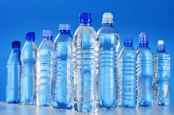 Состав с различными пластиковыми бутылками минеральной воды — стоковое фото