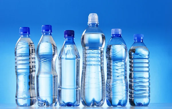 Composición con botellas de plástico surtido de agua mineral — Foto de Stock