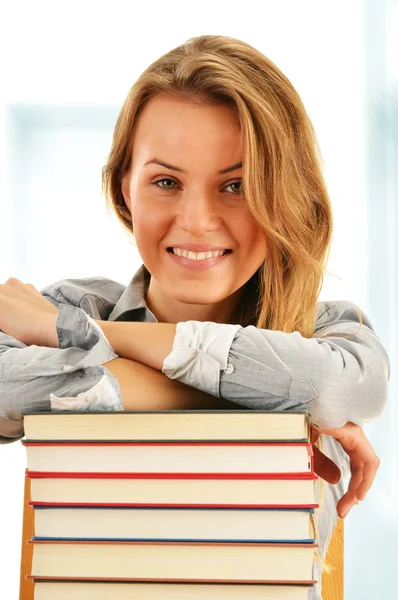 Vrouwelijke student met boeken in de bibliotheek — Stockfoto