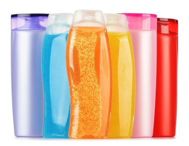 Plastik şişeler dolusu vücut bakımı ve güzellik ürünleri.