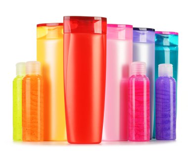 Plastik şişeler dolusu vücut bakımı ve güzellik ürünleri.