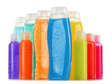 Plastik şişeler dolusu vücut bakımı ve güzellik ürünleri.