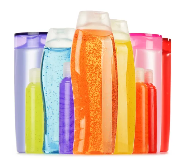 Plastik şişeler dolusu vücut bakımı ve güzellik ürünleri.
