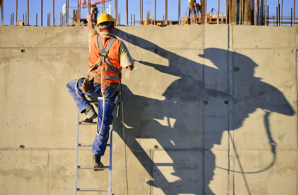 Pracownik budowlany w miejscu pracy — Zdjęcie stockowe