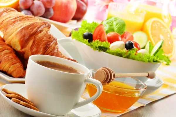 Ontbijt met koffie, jus d'orange, croissant, ei, groenten — Stockfoto