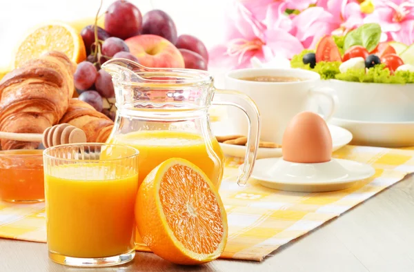 Snídaně s kávou, pomerančová šťáva, rohlík, vejce, zelenina — Stock fotografie