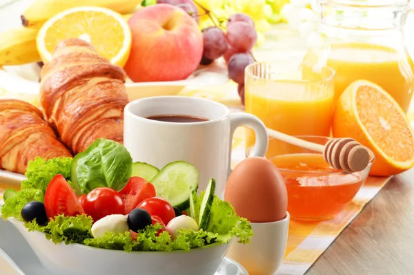 Frühstück mit Kaffee, Orangensaft, Croissant, Ei, Gemüse — Stockfoto