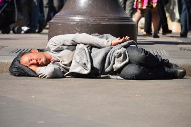 Paris'te sokaklarda uyuyan evsiz bir adam