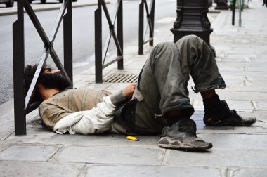 Paris'te sokaklarda uyuyan evsiz bir adam