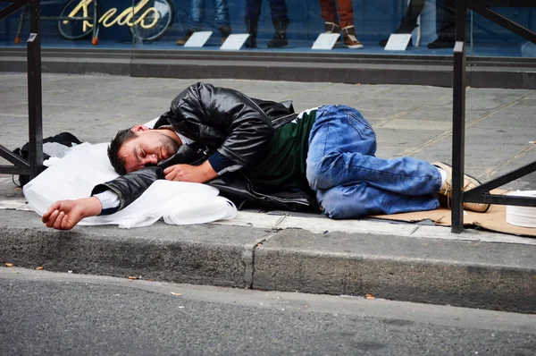 Paris'te sokaklarda uyuyan evsiz bir adam — Stok fotoğraf