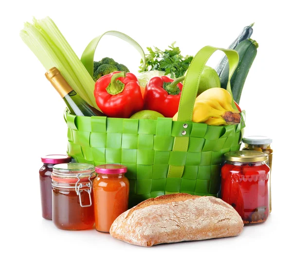 Grüne Einkaufstasche mit Lebensmitteln isoliert auf weiß — Stockfoto