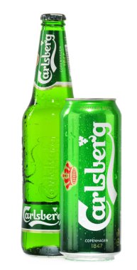 şişe ve kutu üzerinde beyaz izole carlsberg bira