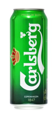 kutu üzerinde beyaz izole carlsberg bira