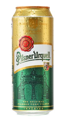 pilsner urquell bira üzerinde beyaz izole olabilir