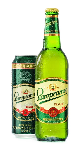 Garrafa e lata de cerveja Staropramen isolada em branco — Fotografia de Stock