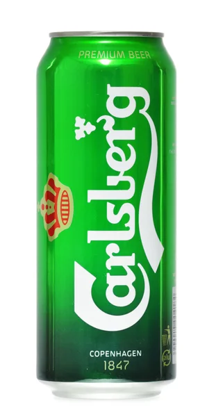 Lata de cerveza Carlsberg aislada en blanco —  Fotos de Stock