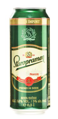 kutu üzerinde beyaz izole staropramen bira
