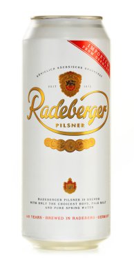 kutu üzerinde beyaz izole radeberger bira