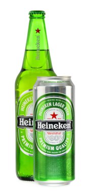şişe ve kutu üzerinde beyaz izole heineken bira