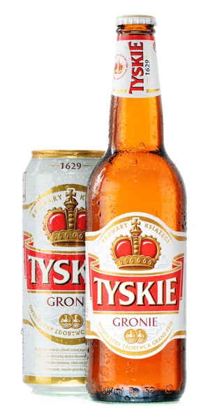 Botella y lata de cerveza Tyskie aislada en blanco —  Fotos de Stock