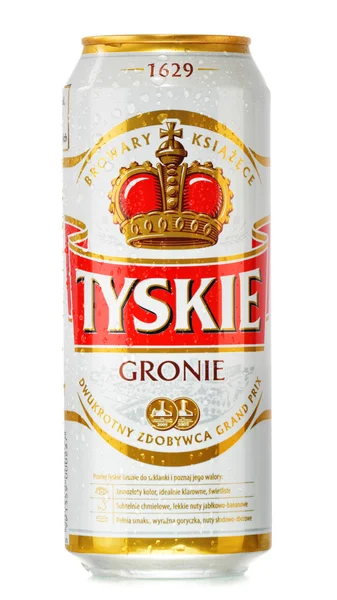 Lata de cerveja Tyskie isolado em branco — Fotografia de Stock