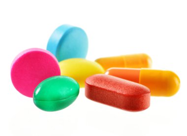 Beyaz arka plan üzerinde izole uyuşturucu hap ile kompozisyon